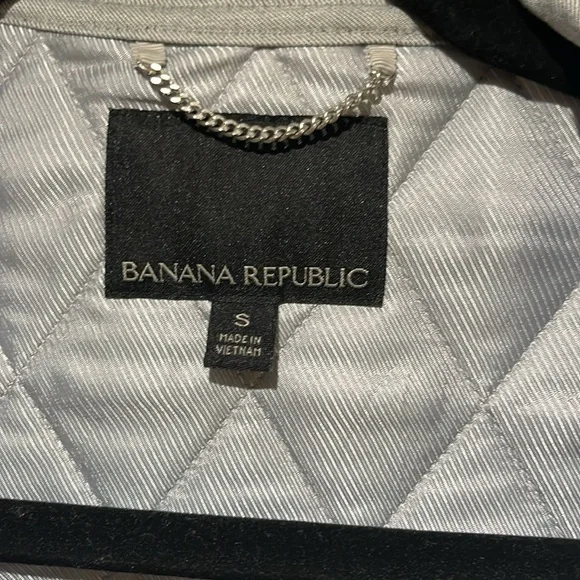 Banana Republic,Gray, Quilted,Women’s Split Vest w/velvet trim. Excellent cond. - Picture 3 of 8